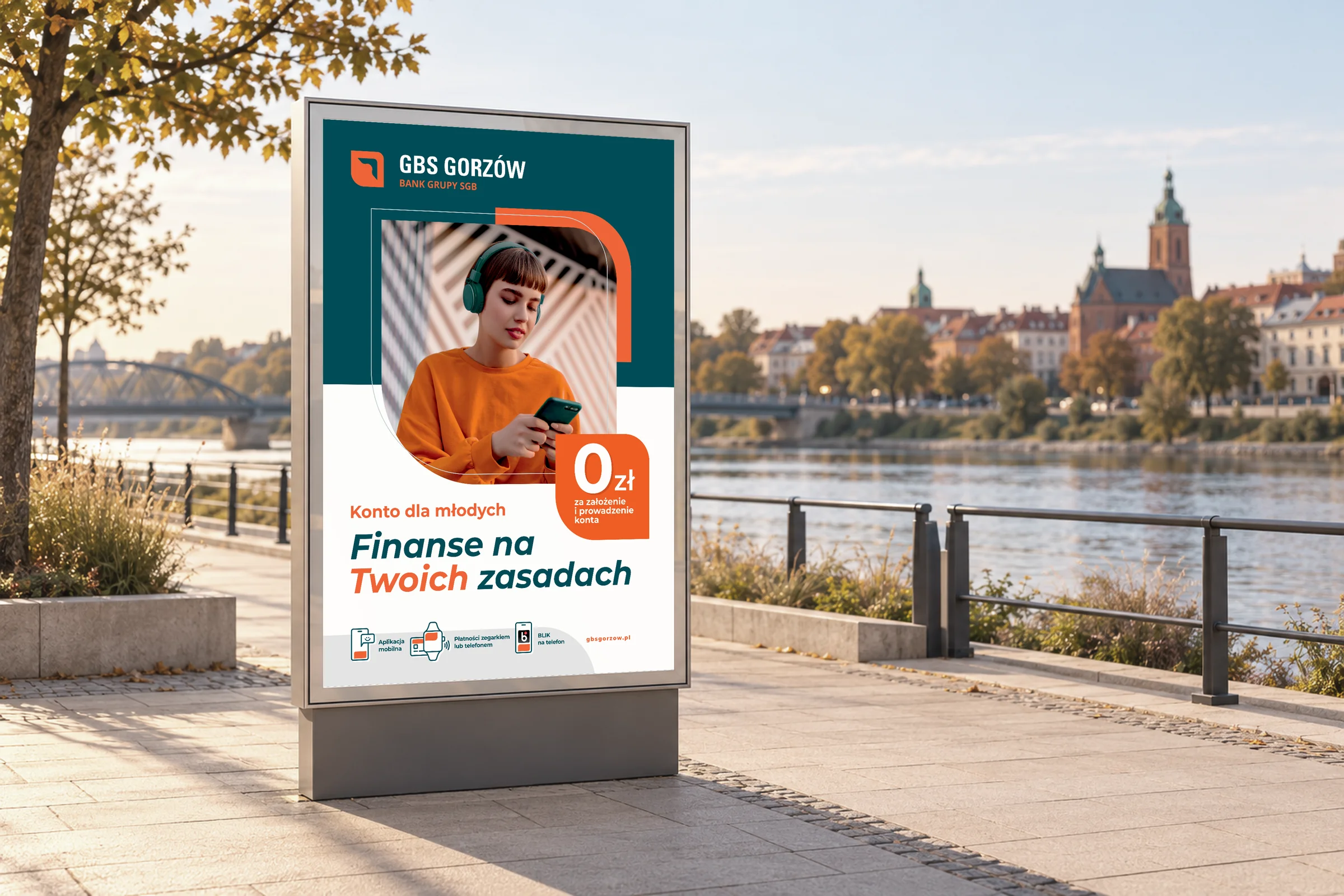 Plakat „Konto dla młodych” GBS Gorzów w gablocie citylight na bulwarze nad rzeką