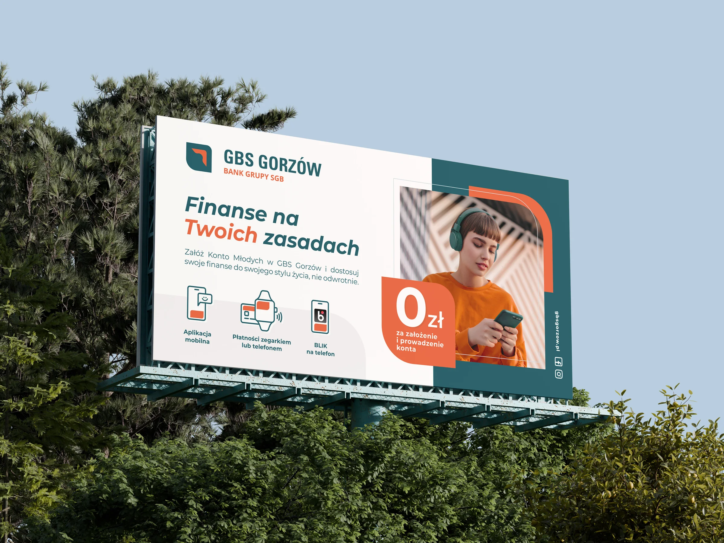 Billboard GBS Gorzów „Finanse na Twoich zasadach” z kobietą w pomarańczowej bluzie i hasłem o Koncie Młodych