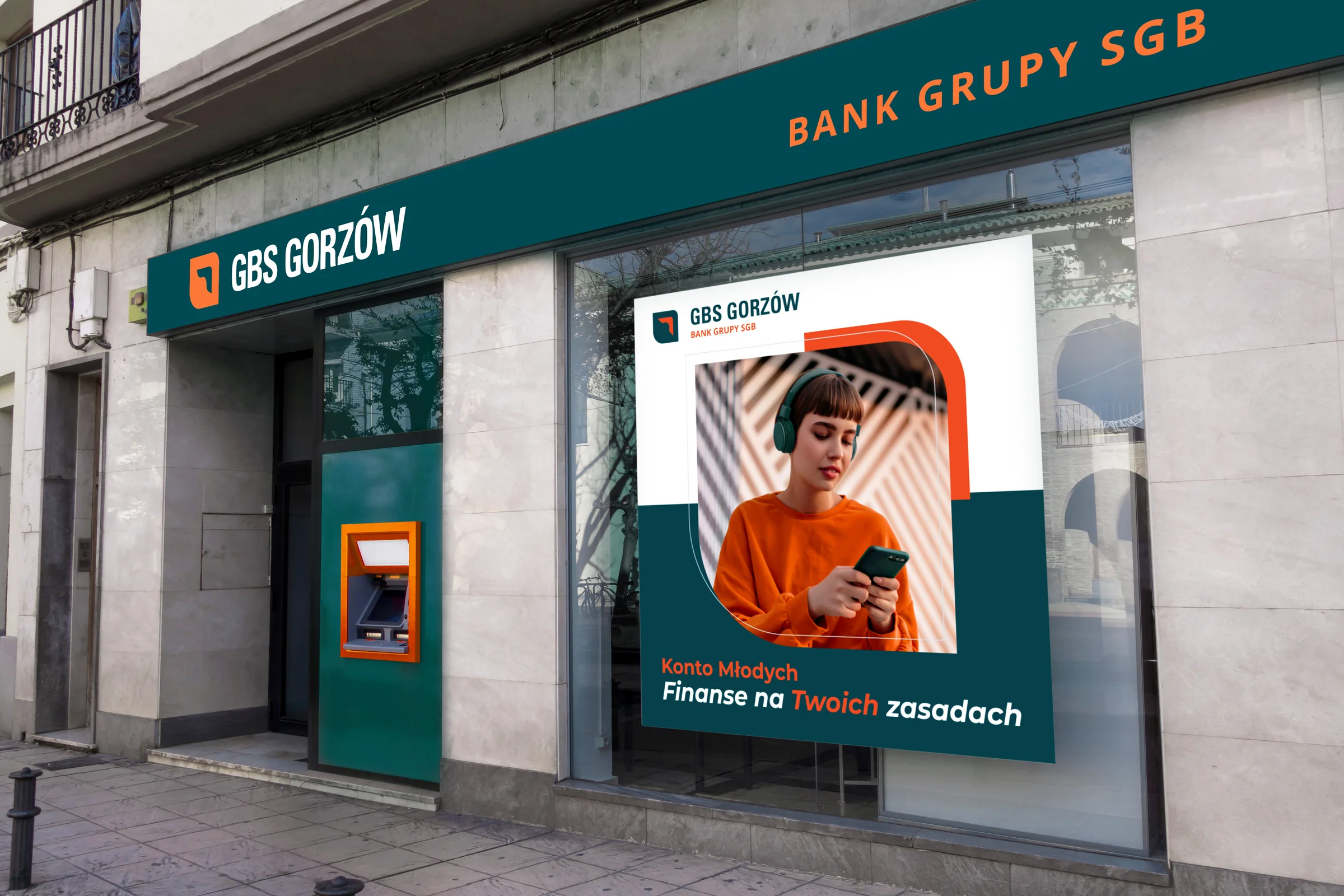 Placówka GBS Gorzów Bank Grupy SGB z plakatem Konta Młodych w witrynie i bankomatem