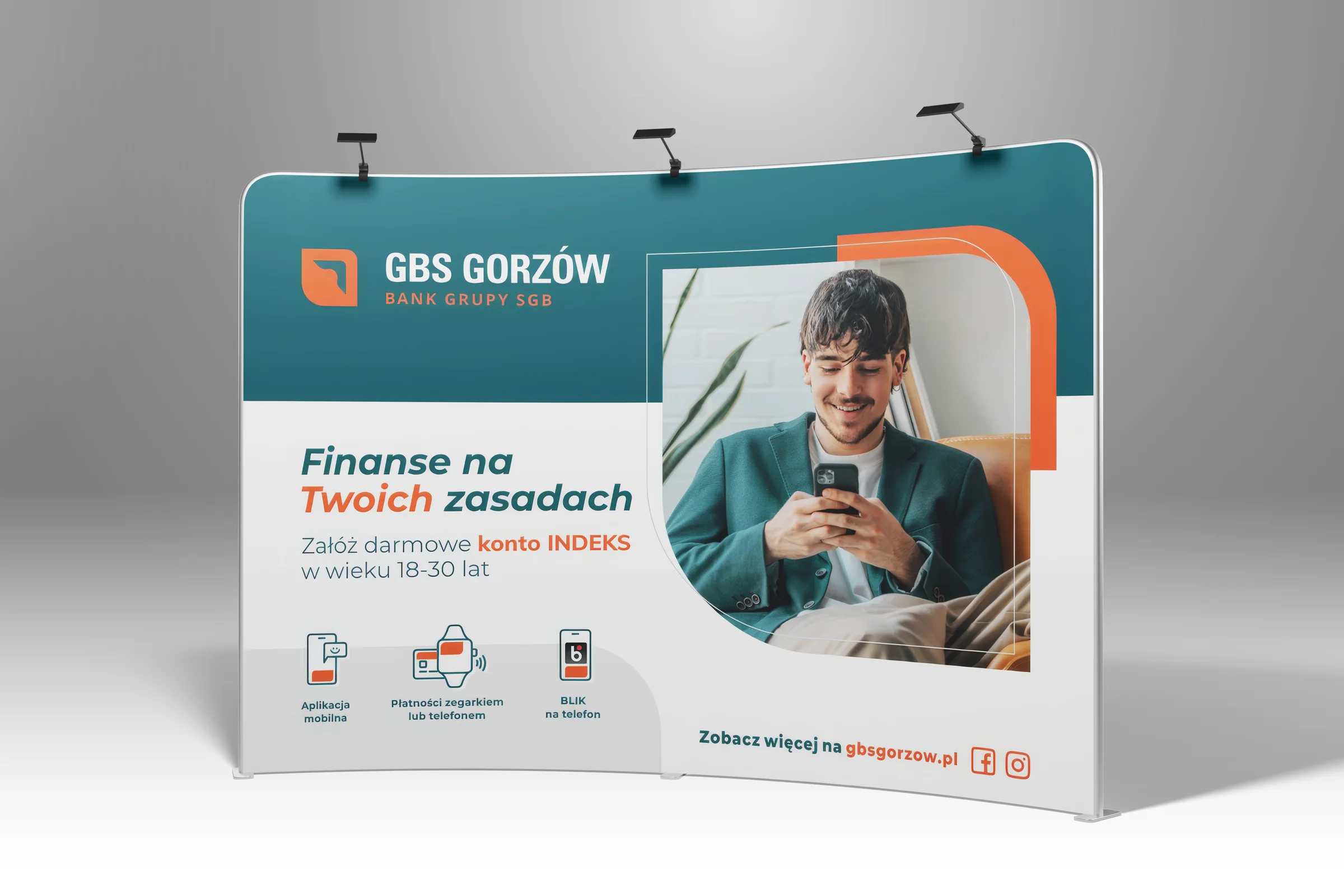 Ścianka wystawiennicza GBS Gorzów z hasłem „Finanse na Twoich zasadach” i Kontem INDEKS