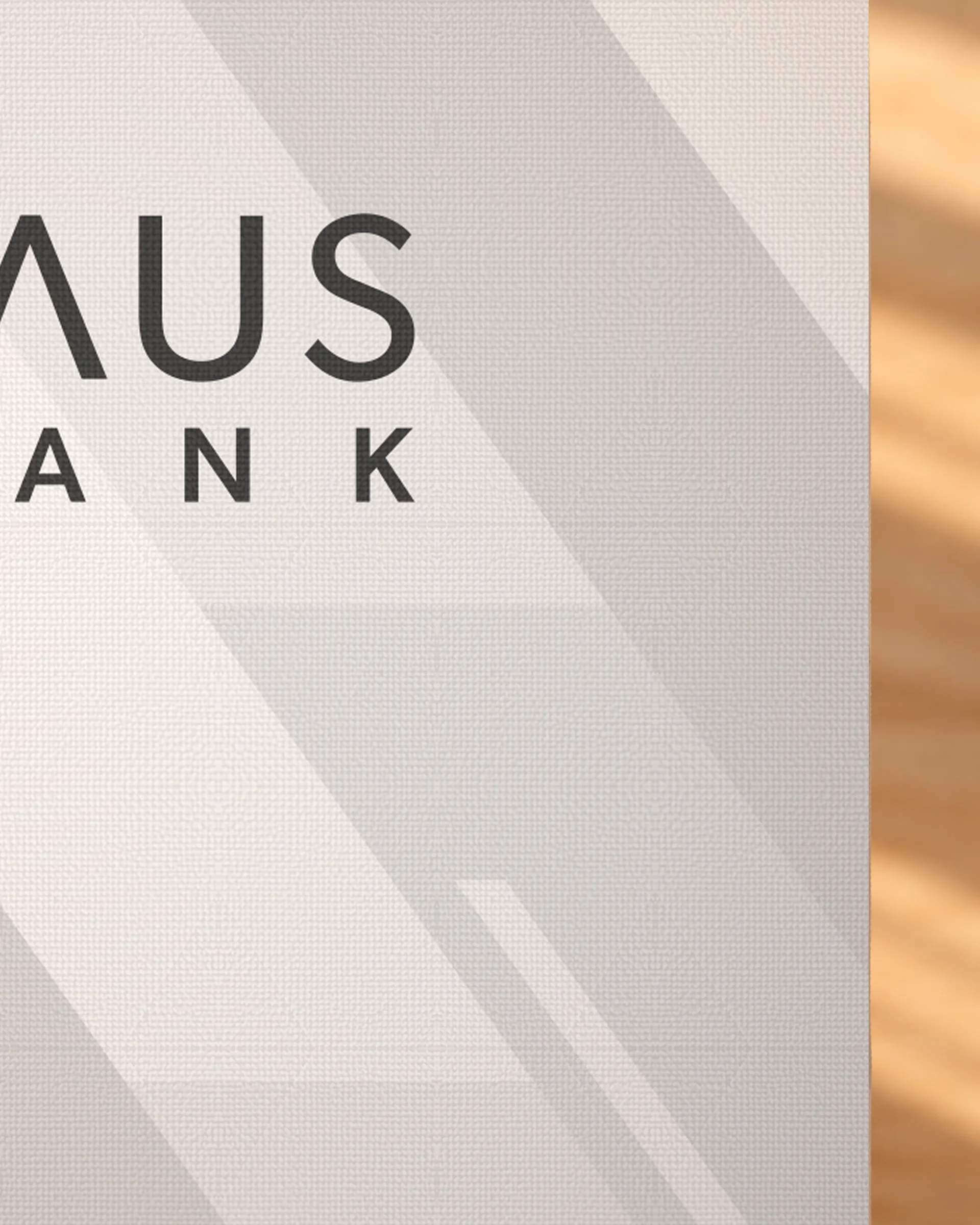 Zbliżenie zadrukowanej tkaniny ścianki z fragmentem logotypu Nicolaus Bank i szarym ukośnym wzorem