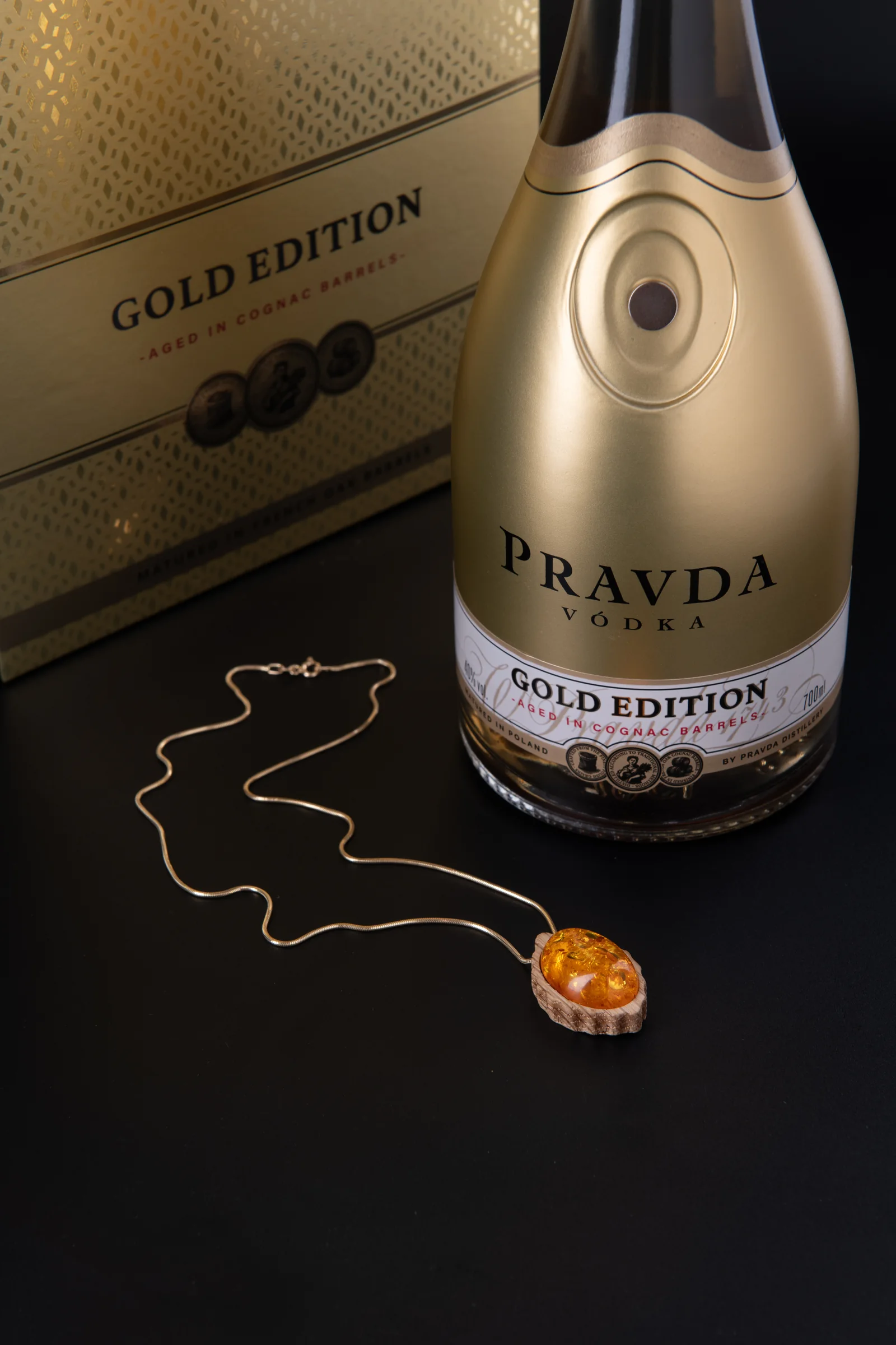 Bursztyn z butelki Gold Edition jako wisior na łańcuszku
