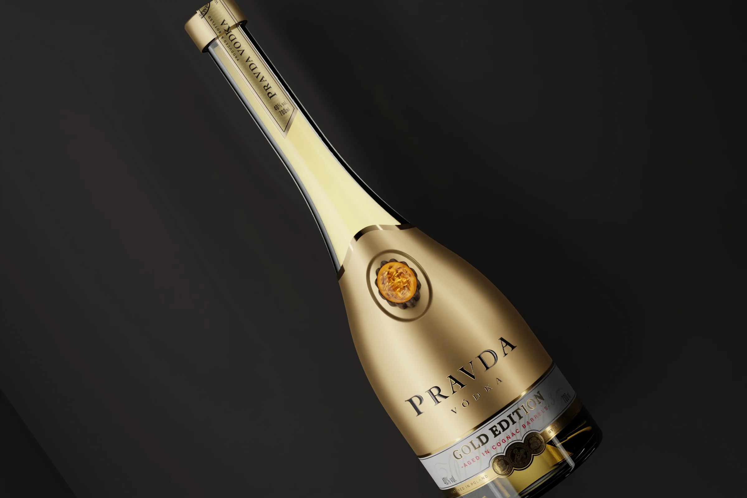 Butelka Pravda Vodka Gold Edition po skosie na czarnym tle, z bursztynem i etykietą Gold Edition