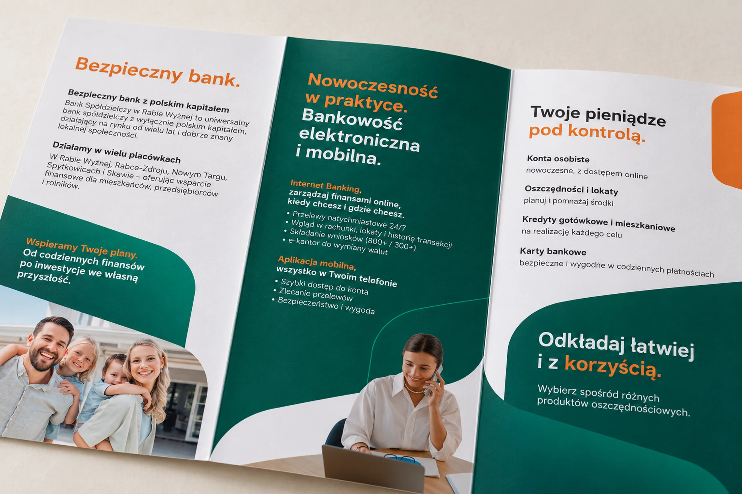 Zbliżenie rozłożonej ulotki banku: Bezpieczny bank, Nowoczesność w praktyce, Twoje pieniądze pod kontrolą