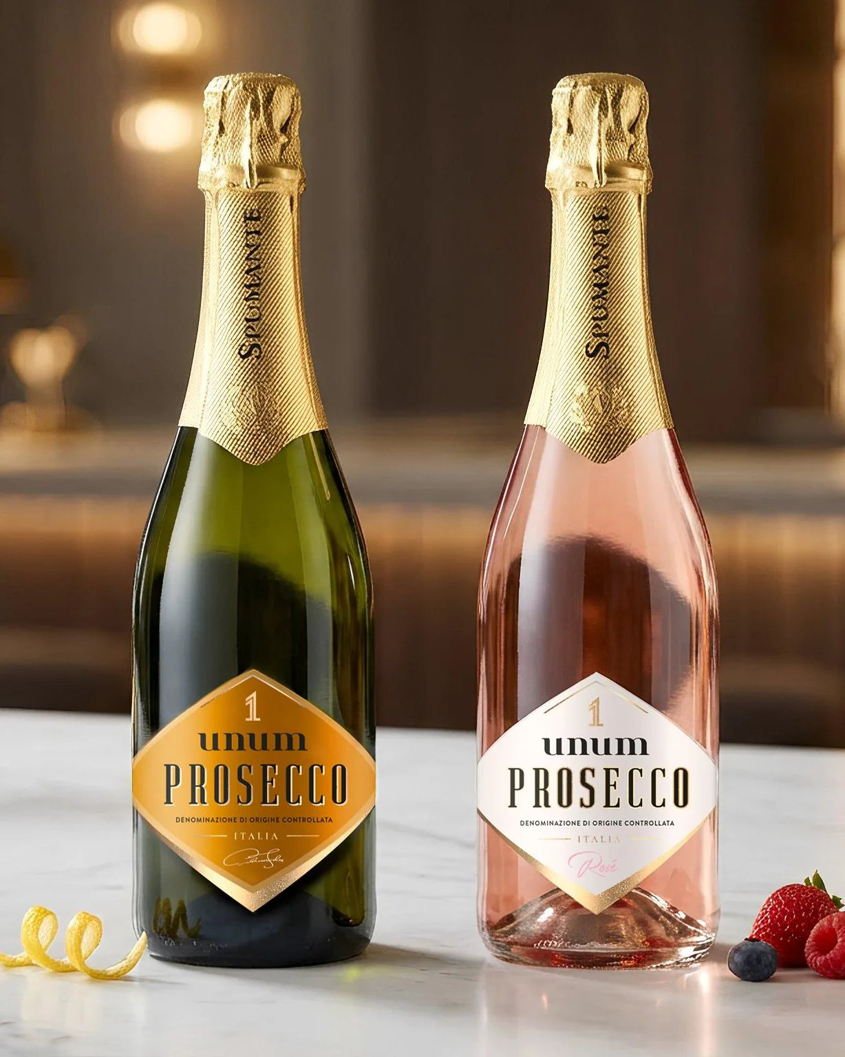 Butelki Unum Prosecco Spumante i Rosé na marmurowym blacie baru